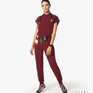 Set figs (top and bottom), burgundy color